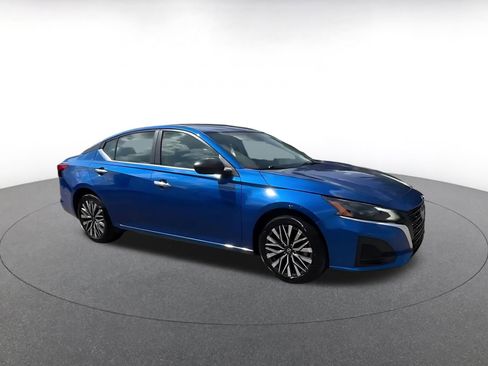 Used 2025 Nissan Altima 2.5 SV FWD image 2