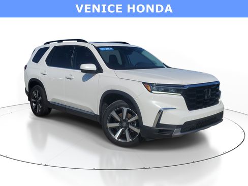Certified 2025 Honda Pilot Touring image 1