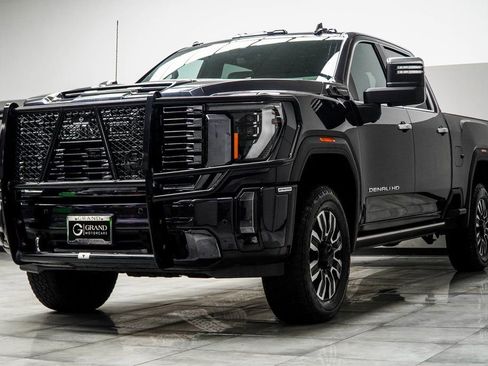 Used 2024 GMC Sierra 2500 Denali Ultimate image 8
