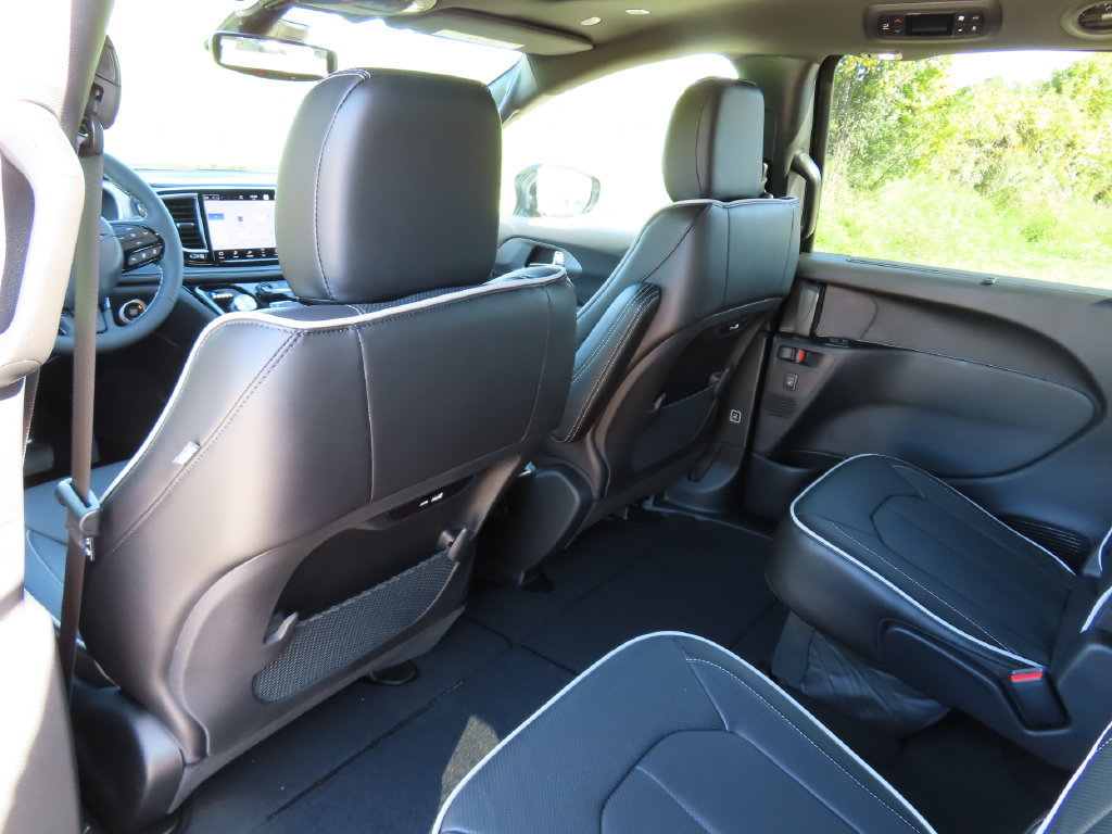New 2027 Chrysler Pacifica Limited w/ Family Tech Group AWD/4WD image 26