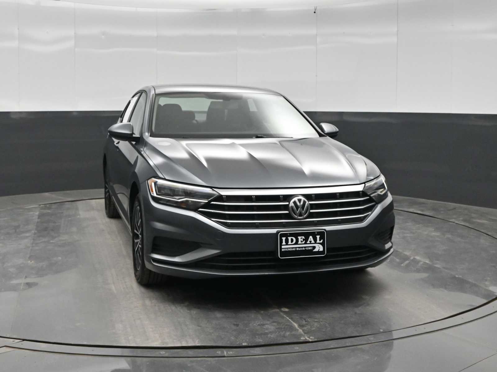 Used 2021 Volkswagen Jetta SE FWD image 2