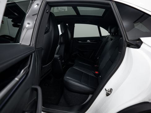 Certified 2025 Porsche Macan 4S Electric AWD/4WD image 17