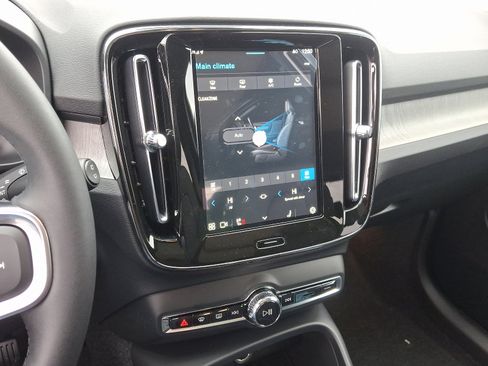 New 2025 Volvo XC40 B5 Core w/ Protection Package Premier image 11