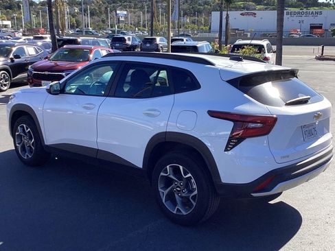 Used 2025 Chevrolet Trax LT w/ LT Convenience Package image 7