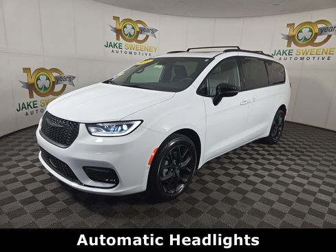 Certified 2023 Chrysler Pacifica Limited w/ S Appearance Package AWD/4WD image 4