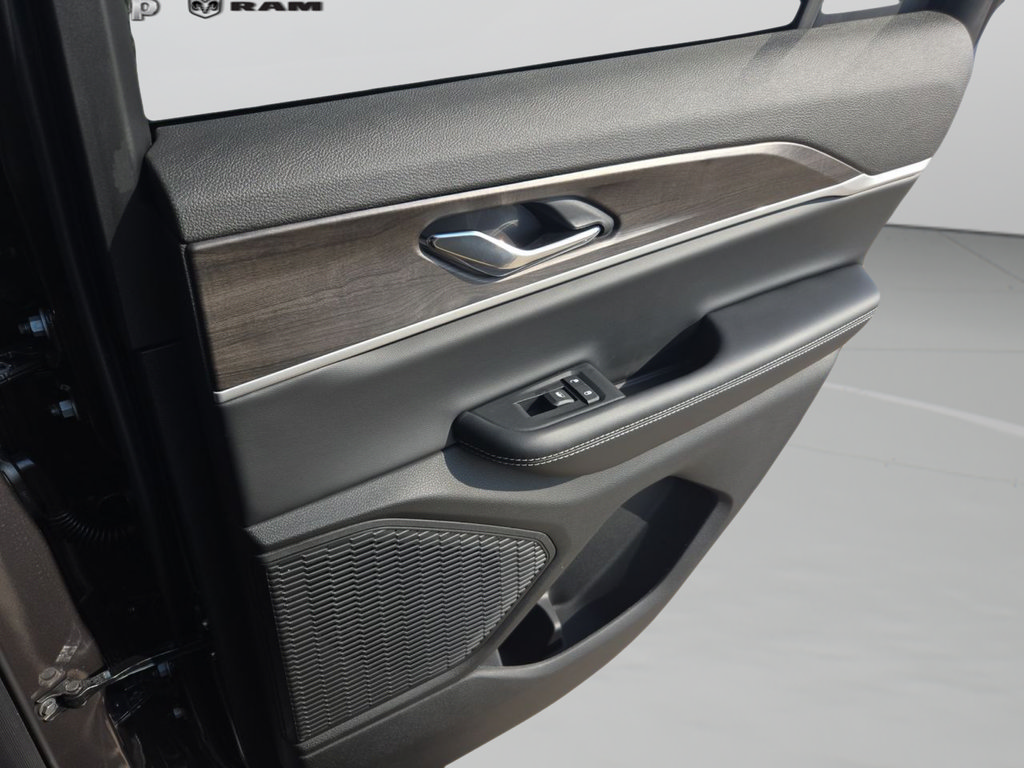 New 2025 Jeep Grand Cherokee Limited RWD image 37