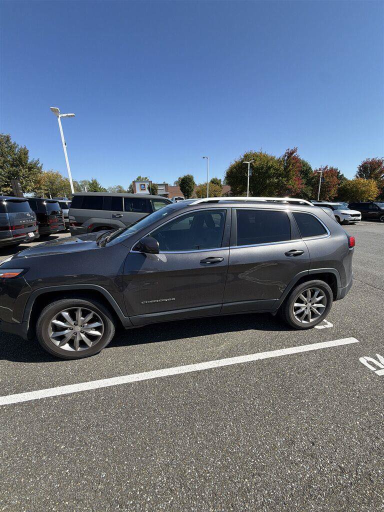 Used 2018 Jeep Cherokee Limited AWD/4WD image 2