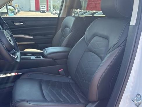 Certified 2025 Nissan Pathfinder Platinum w/ Cargo Package AWD/4WD image 9