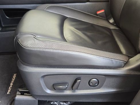 Used 2025 Nissan Pathfinder SL FWD image 13
