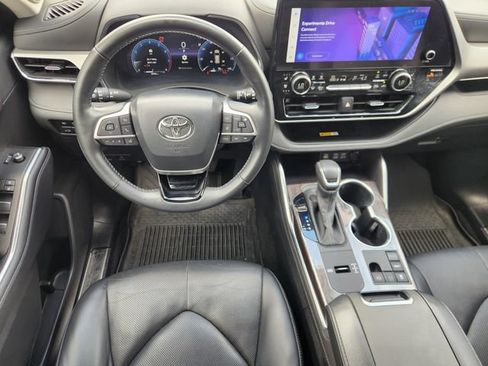 Used 2024 Toyota Highlander Platinum FWD image 27