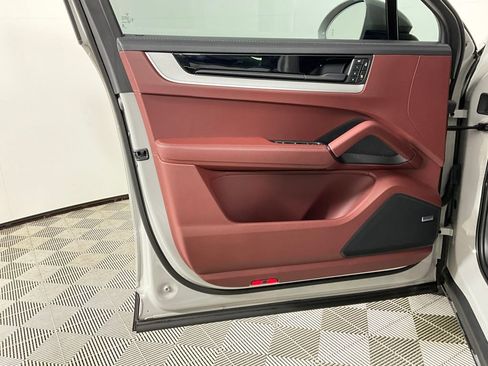 Used 2025 Porsche Cayenne Coupe image 18