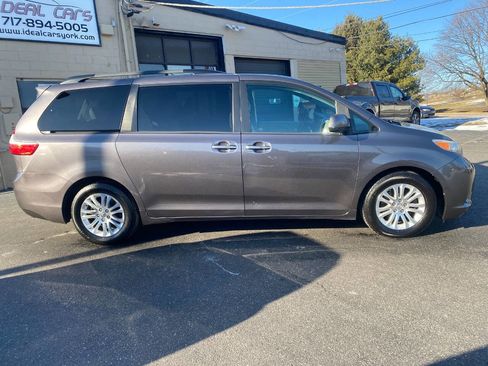 Used 2016 Toyota Sienna image 2