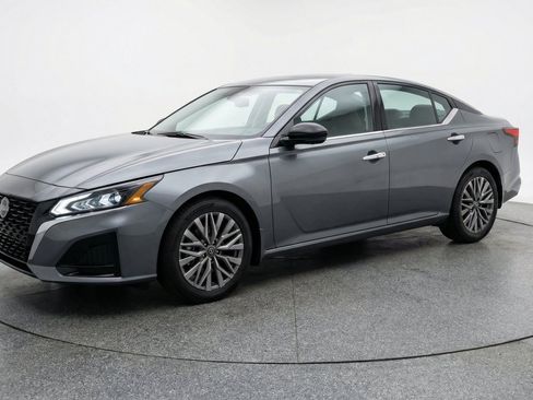 Used 2025 Nissan Altima 2.5 SV FWD image 3