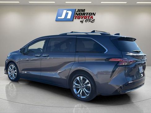 Used 2021 Toyota Sienna Platinum FWD image 7