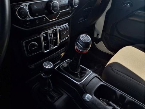 Used 2018 Jeep Wrangler Unlimited Sahara AWD/4WD image 6