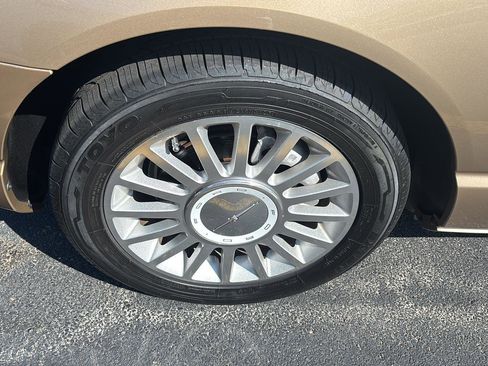 Used 2005 Ford Thunderbird RWD image 9