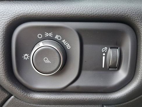 Used 2024 RAM 2500 Tradesman w/ Chrome Appearance Group image 25