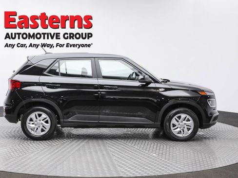 Used 2025 Hyundai Venue SE image 4