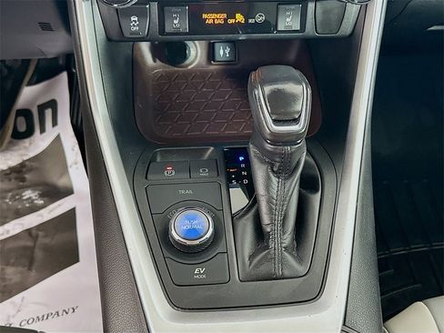 Used 2019 Toyota RAV4 Limited image 17