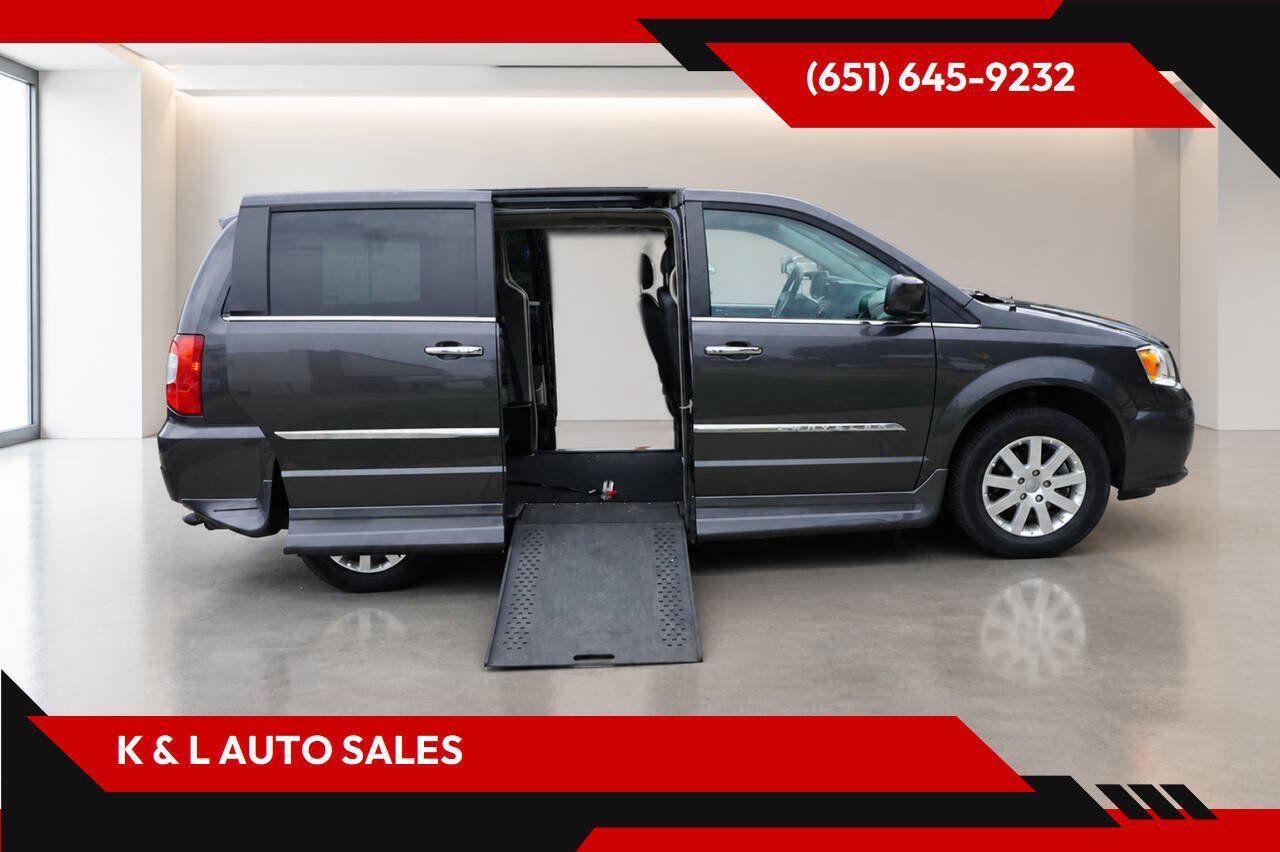 Used 2016 Chrysler Town & Country Touring w/ Driver Convenience Group FWD image 1