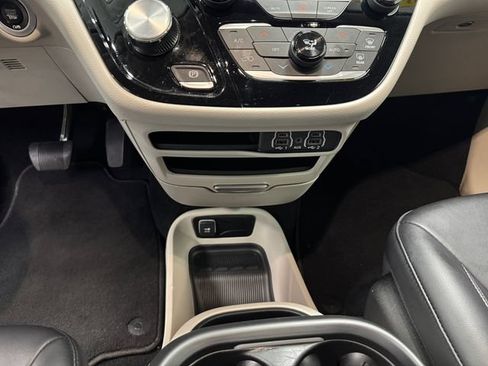 Used 2024 Chrysler Pacifica Touring-L FWD image 18