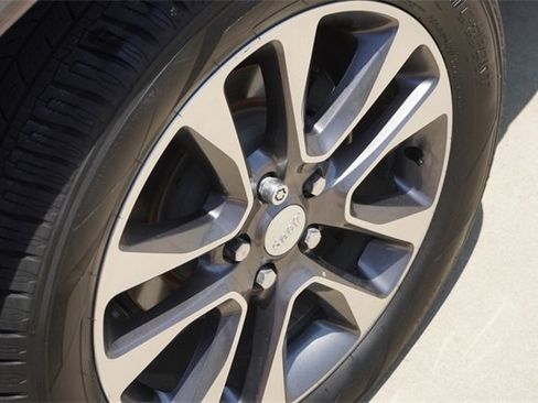 Used 2017 Jeep Grand Cherokee Overland image 9