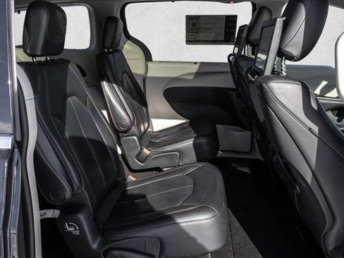 Used 2019 Chrysler Pacifica Touring-L Plus image 27