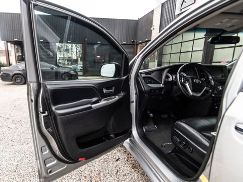 Used 2016 Toyota Sienna SE w/ SE Preferred Package image 26