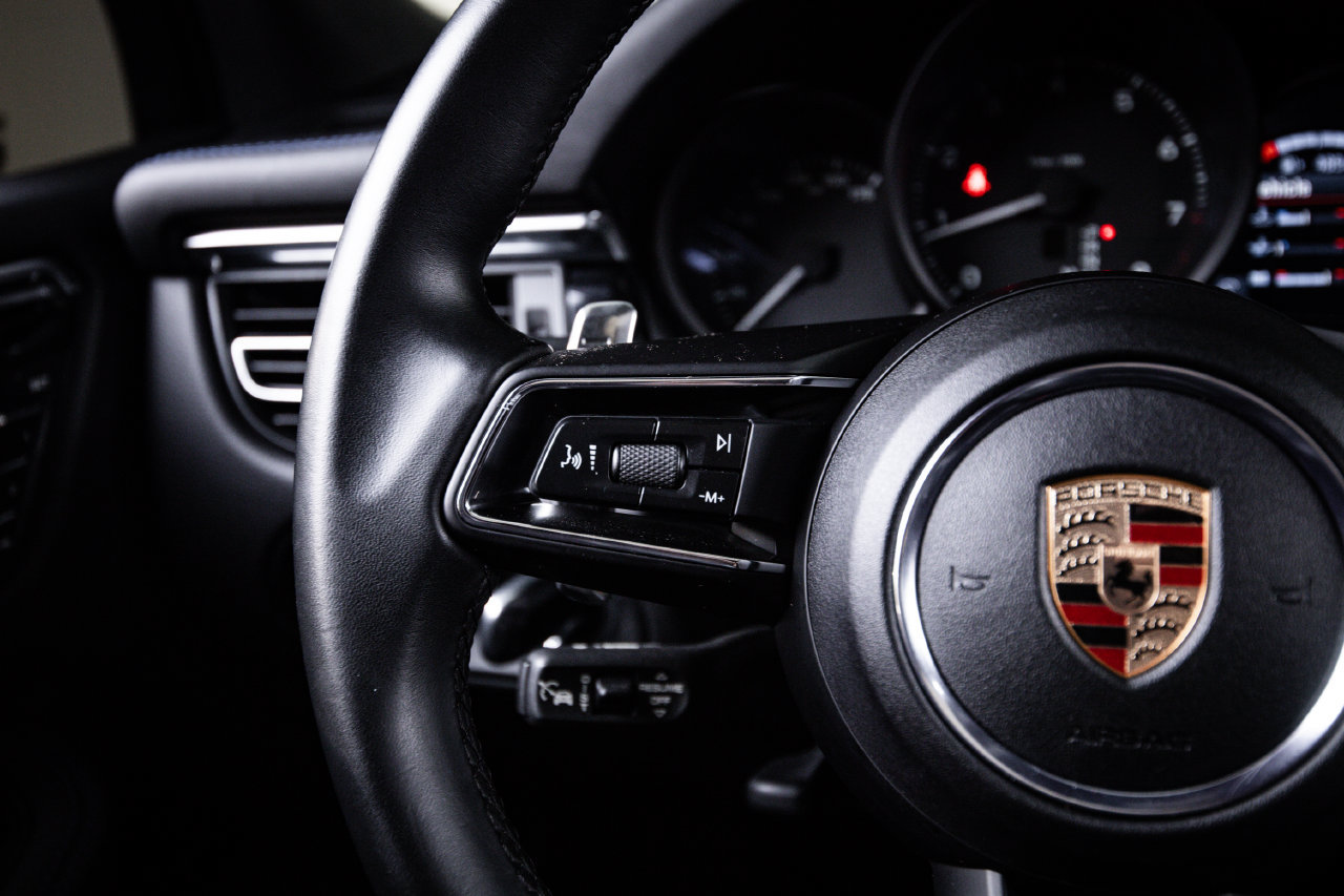 Certified 2025 Porsche Macan AWD/4WD image 17