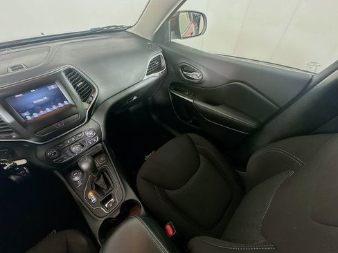 Used 2019 Jeep Cherokee Latitude w/ Popular Appearance Group image 11