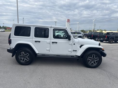 Used 2025 Jeep Wrangler Unlimited Sahara AWD/4WD image 2
