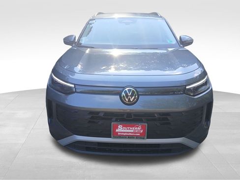 New 2025 Volkswagen Tiguan SE image 8