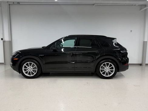 Certified 2025 Porsche Cayenne E-Hybrid w/ Premium Package Plus AWD/4WD image 2