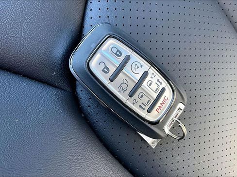New 2026 Chrysler Pacifica Select FWD image 32