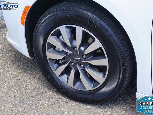 Used 2023 Chrysler Pacifica Touring-L FWD image 14