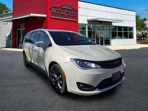 Used 2020 Chrysler Pacifica Touring-L w/ S Appearance Package FWD image 2
