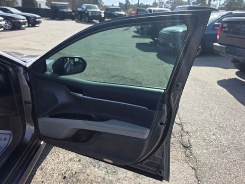 Used 2018 Toyota Camry LE w/ Convenience Package image 10