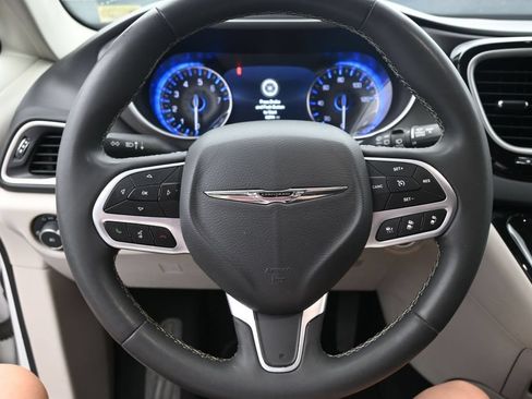 Used 2023 Chrysler Pacifica Touring-L FWD image 23