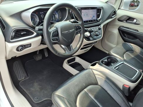 Used 2022 Chrysler Pacifica Touring-L FWD image 12