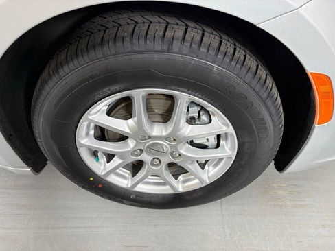 Used 2023 Chrysler Pacifica Touring-L FWD image 10