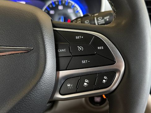 Used 2024 Chrysler Pacifica Touring-L FWD image 30
