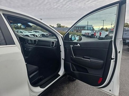 Used 2020 Kia Sportage LX image 32