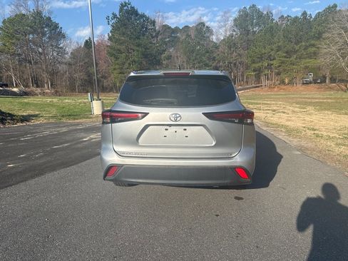 Used 2024 Toyota Highlander LE image 6