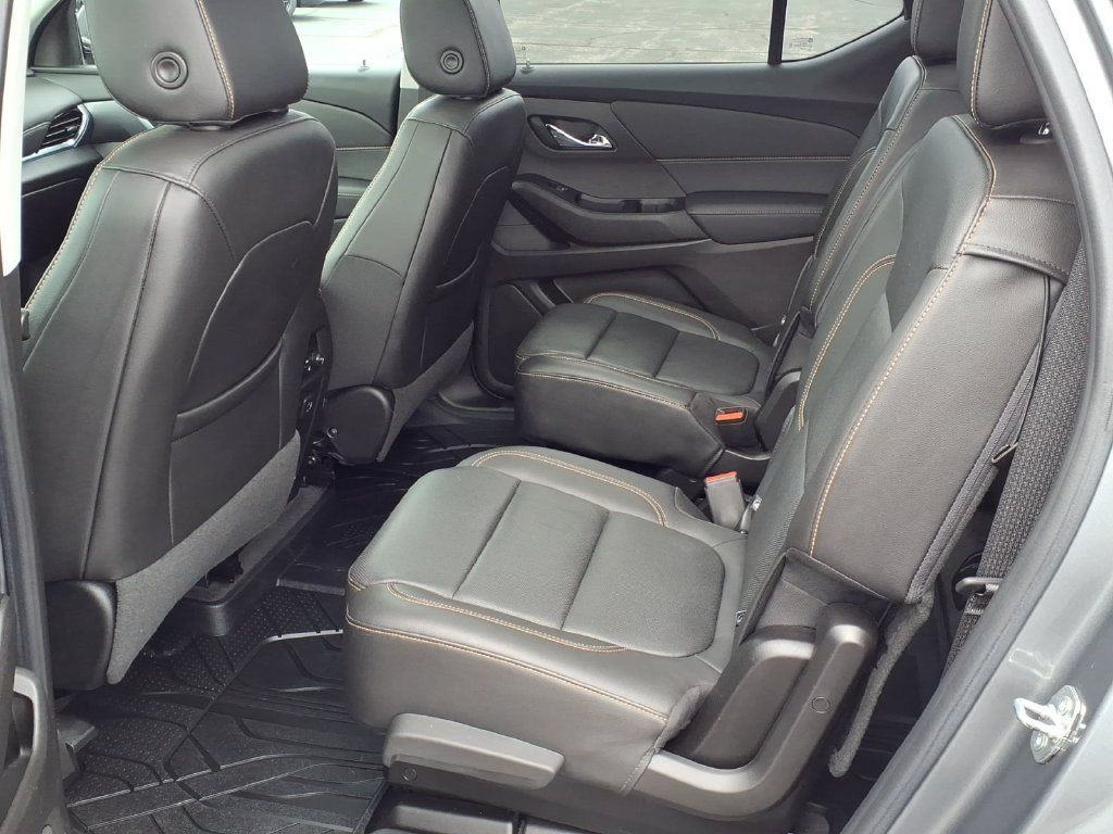 Used 2020 Chevrolet Traverse Premier w/ LPO, Blackout Package FWD image 18
