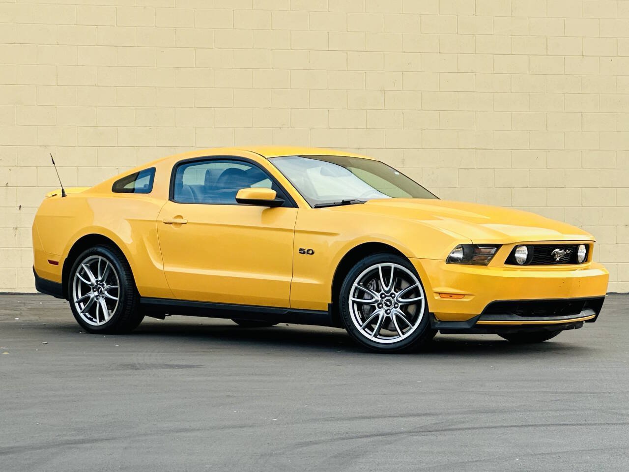 Used 2011 Ford Mustang GT Premium w/ Brembo Brake Pkg RWD image 2