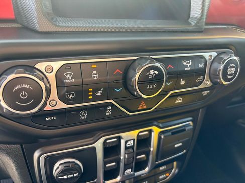 Used 2023 Jeep Wrangler Unlimited Rubicon w/ Cold Weather Group AWD/4WD image 7