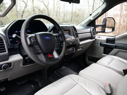 Used 2019 Ford F550 XL / DRW / Knapheide KUV / V8 image 2