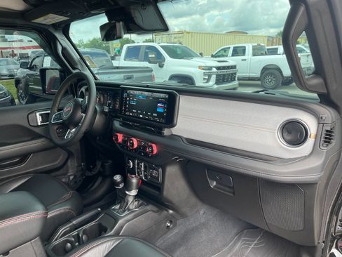 Used 2024 Jeep Wrangler Unlimited Sahara w/ Technology Group AWD/4WD image 18