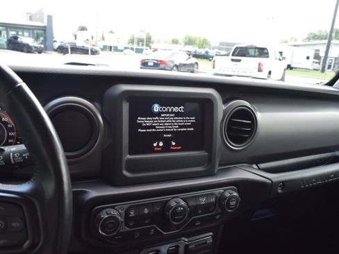 Used 2022 Jeep Wrangler Sport AWD/4WD image 6