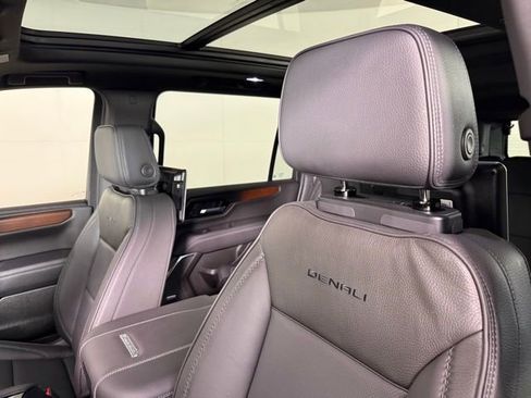 Used 2025 GMC Yukon XL Denali w/ Sun & Power Step Package image 6
